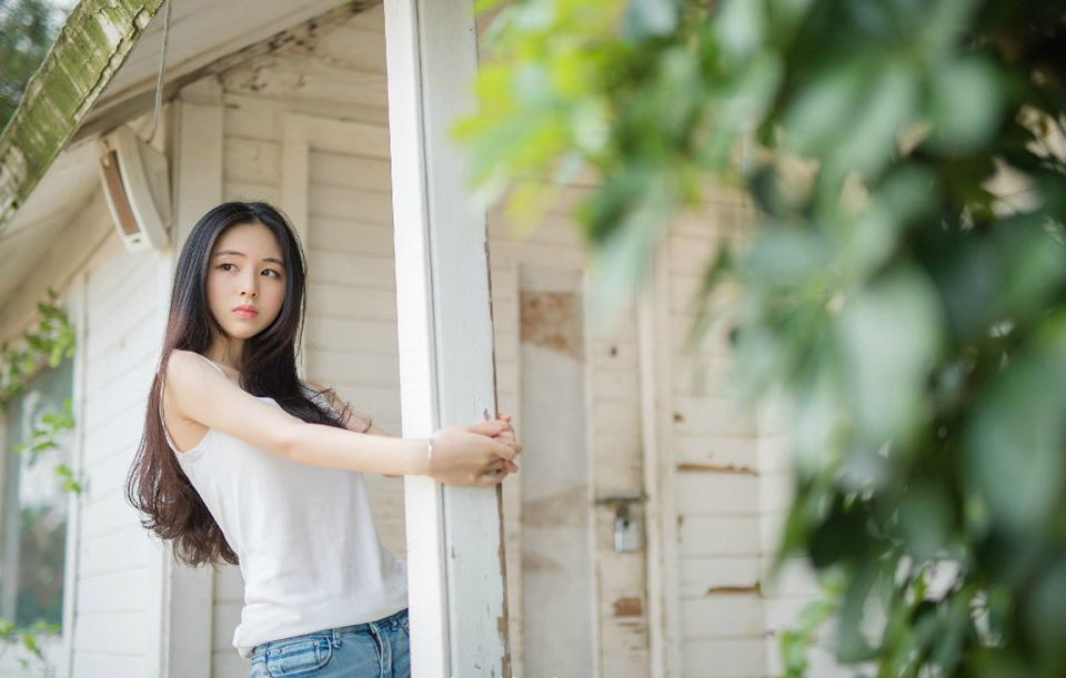 “孝直，几年不见，你跟那老狐狸学得一套还真管用。”城中的战斗已经接近尾声，零星的抵抗并不能为这已经倾倒的成都城带来任何变故，庞统和魏延找到了法正和张松，微笑道。